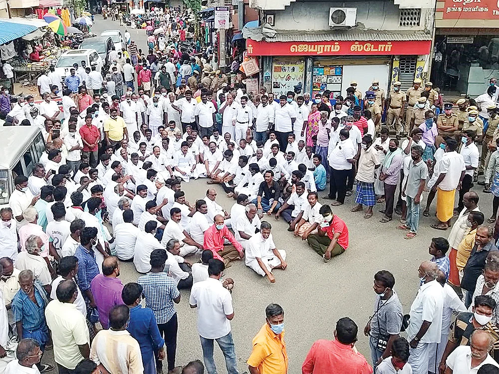 தாலி எடுத்து கொடுக்குற கையால கொள்ளிக்குடம் தூக்க வெச்சுட்டாங்க!