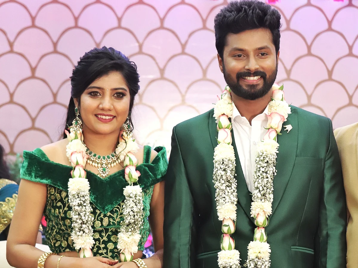"ஃபிரெண்டா பேசினோம்; இப்போ கல்யாணம்!"- `என்றென்றும் புன்னகை' நடிகர் - `கயல்’ தொடர் நடிகை திருமணம்!