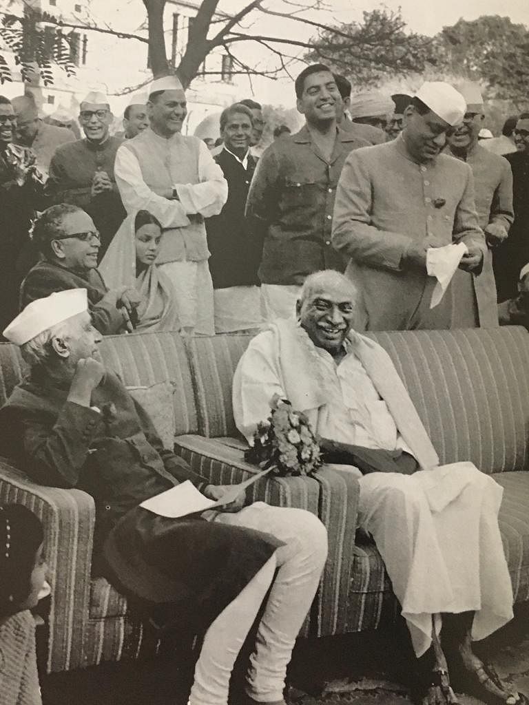 தன் வீட்டின் ஹோலிப் பண்டிகையின்போது 1964