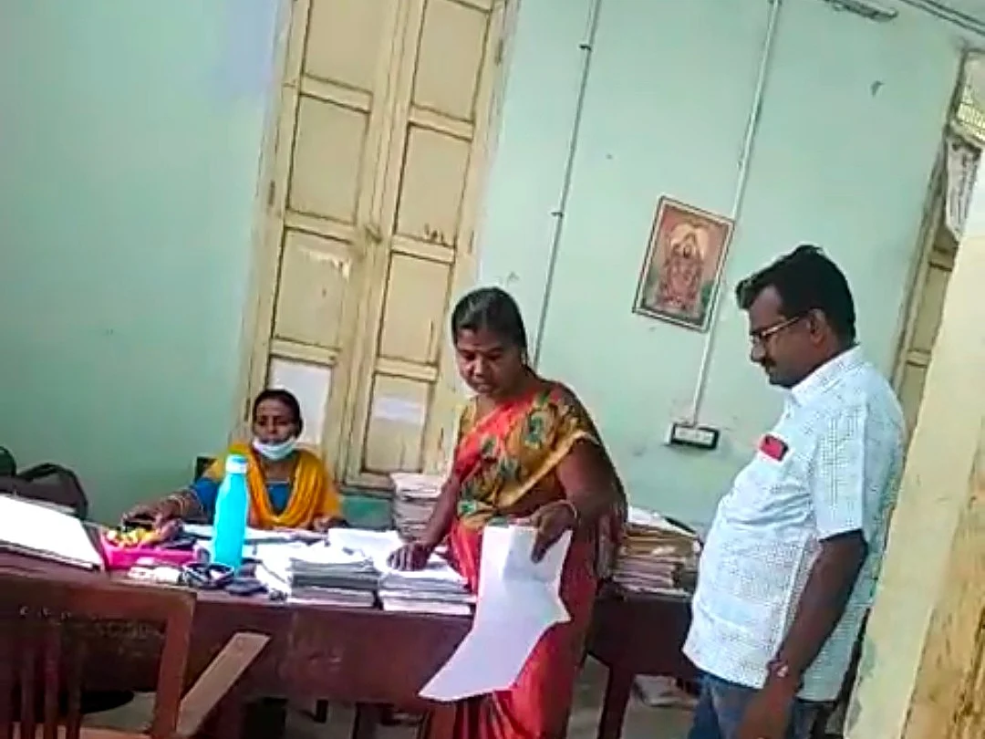 தேனி: அரசு நிலத்துக்கு பட்டா... சஸ்பெண்ட் அதிகாரியின் வீடியோ! - ஆதாரங்களை அழிக்க முயற்சியா?