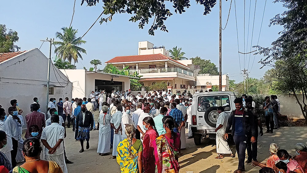 லஞ்ச ஒழிப்புத்துறை ரெய்டு பின்னணி... ரூ.600 கோடி சொத்து குவித்தாரா அன்பழகன்?