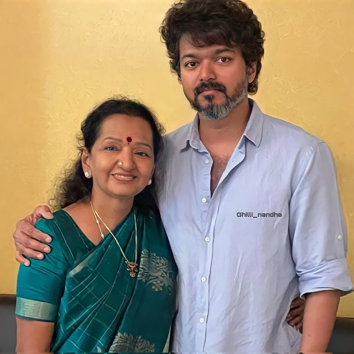 அம்மா ஷோபாவுடன் விஜய்