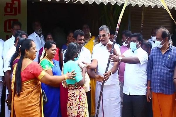 முழுக் கரும்புடன் பரிசு தொகுப்பு