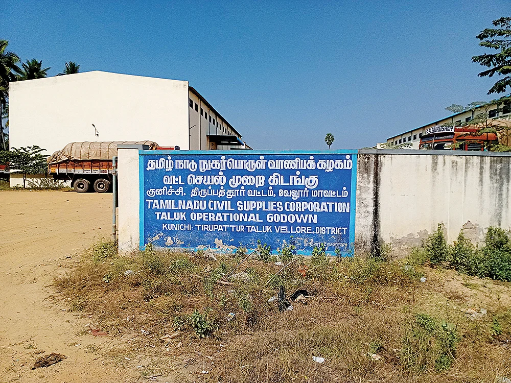 பருத்திக்கொட்டை வந்துடுச்சு... புண்ணாக்கு கொடுங்க! - கலப்பட பொங்கல் பரிசால் கடுகடுக்கும் மக்கள்!