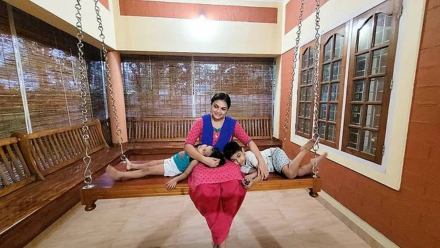 குழந்தைகளுடன் சரண்யா மோகன்