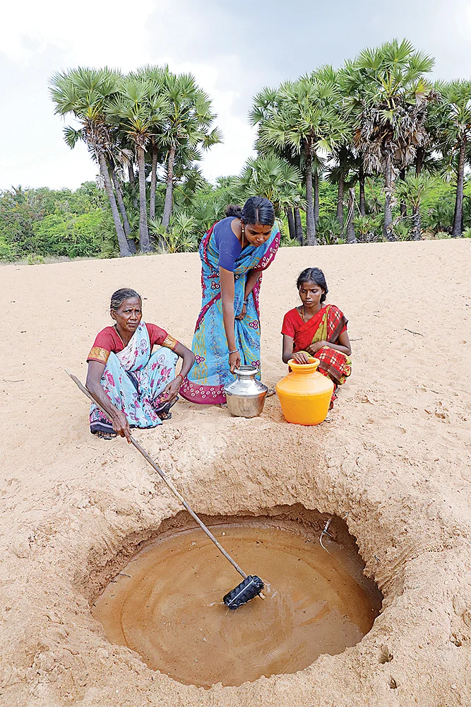 கடைக்கோடி கிராமம்: குழிதோண்டி ஊத்துத்தண்ணியைத்தான் குடிக்குறோம்!