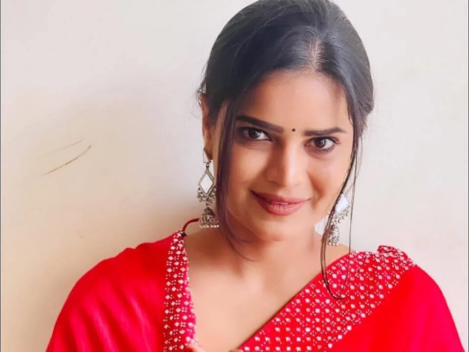 `அரசியலையும் என் தொழிலையும் கலக்காதீர்கள்!’ - ஆடை விமர்சனம் குறித்து காங்கிரஸ் வேட்பாளர்
