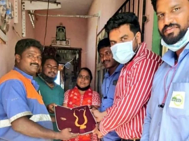 குப்பையில் கிடந்த 9 பவுன் நகை; நேர்மையுடன் ஒப்படைத்த தூய்மைப் பணியாளர்; சென்னையில் நெகிழ்ச்சி!