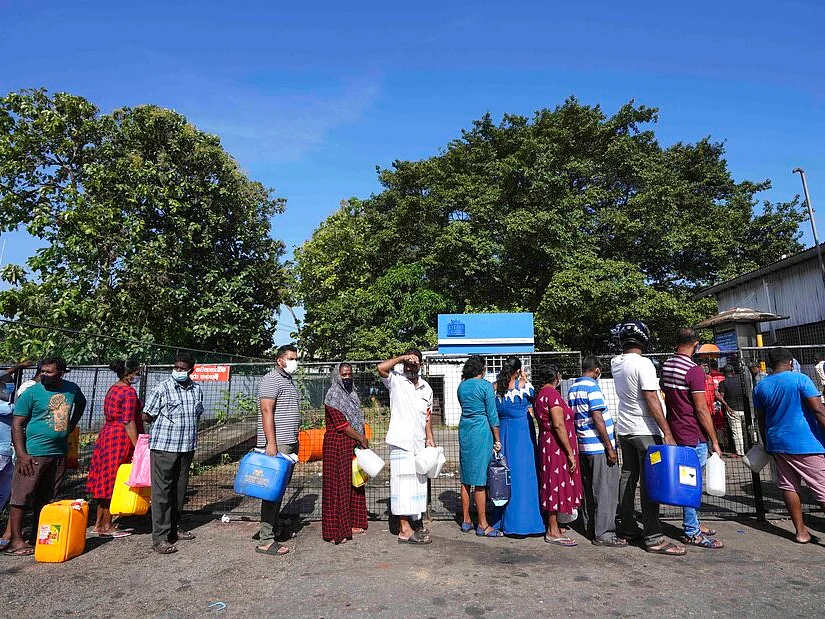 Sri Lankans wait in queue