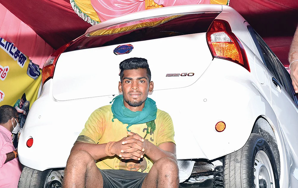 காருடன் கார்த்திக்