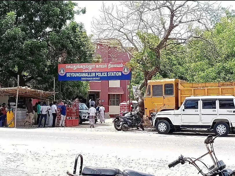 தூத்துக்குடி: மகனின் கழுத்தில் கத்தி... பெற்றோரை மிரட்டிப் பறிக்கப்பட்ட 14.5 சவரன் தங்க நகைகள்!