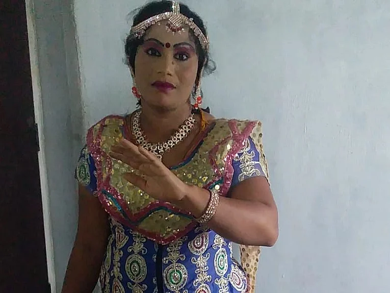 "தற்கொலைக்கு தைரியம் இருக்குன்னா, தன்னம்பிக்கையோட வாழவும் முடியும்தானே?!"- மேடைக் கலைஞர் ராதிகா