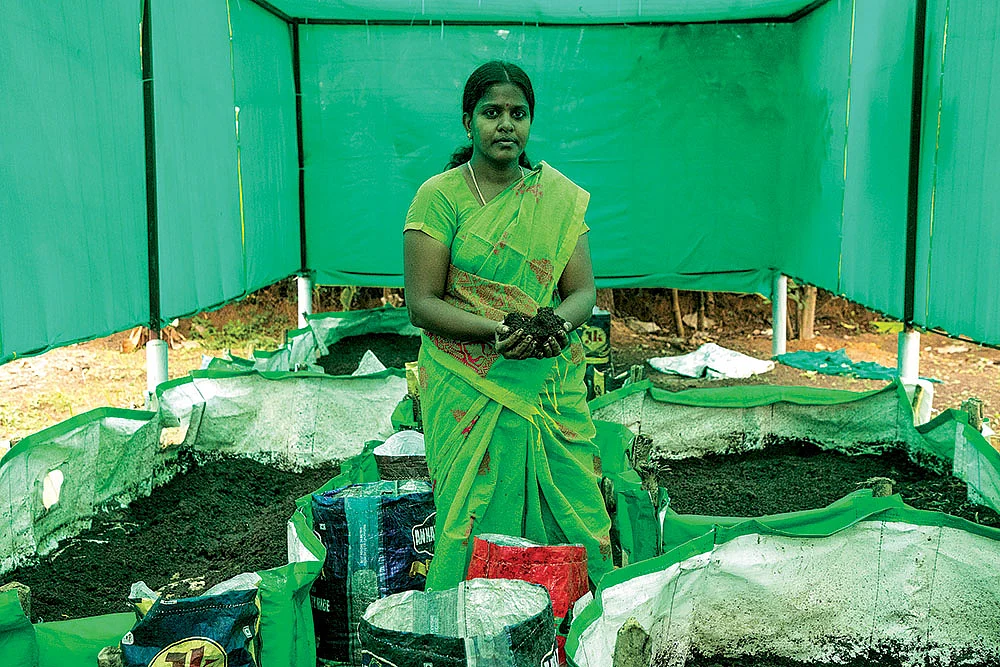 “குக்கிராமத்துலயிருந்து அமேசான்ல விக்குறோம்!” - மண்புழு உரம் தயாரிப்பில் அசத்தும் அழகுதீரன்