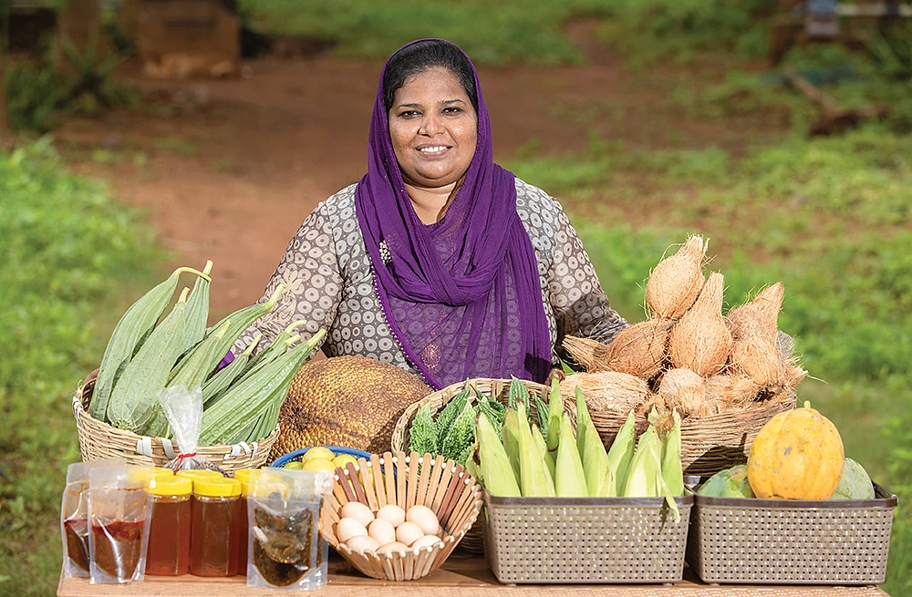 பண்ணையில் விளைந்த விளைபொருள்களுடன் நிஷா மைதீன்