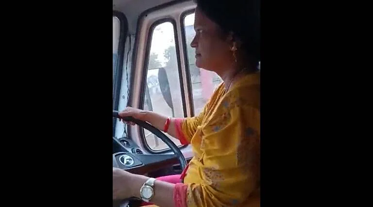 பஸ்சை இயக்கும் யோகிதா