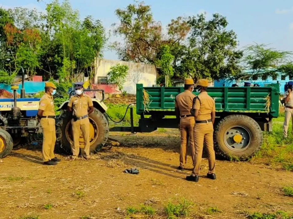விருதுநகர்: டிராக்டர் சக்கரத்தில் சிக்கி வெடித்த வெடிகுண்டு! -5 நாள்களில் 15 வெடிகுண்டுகள் பறிமுதல்