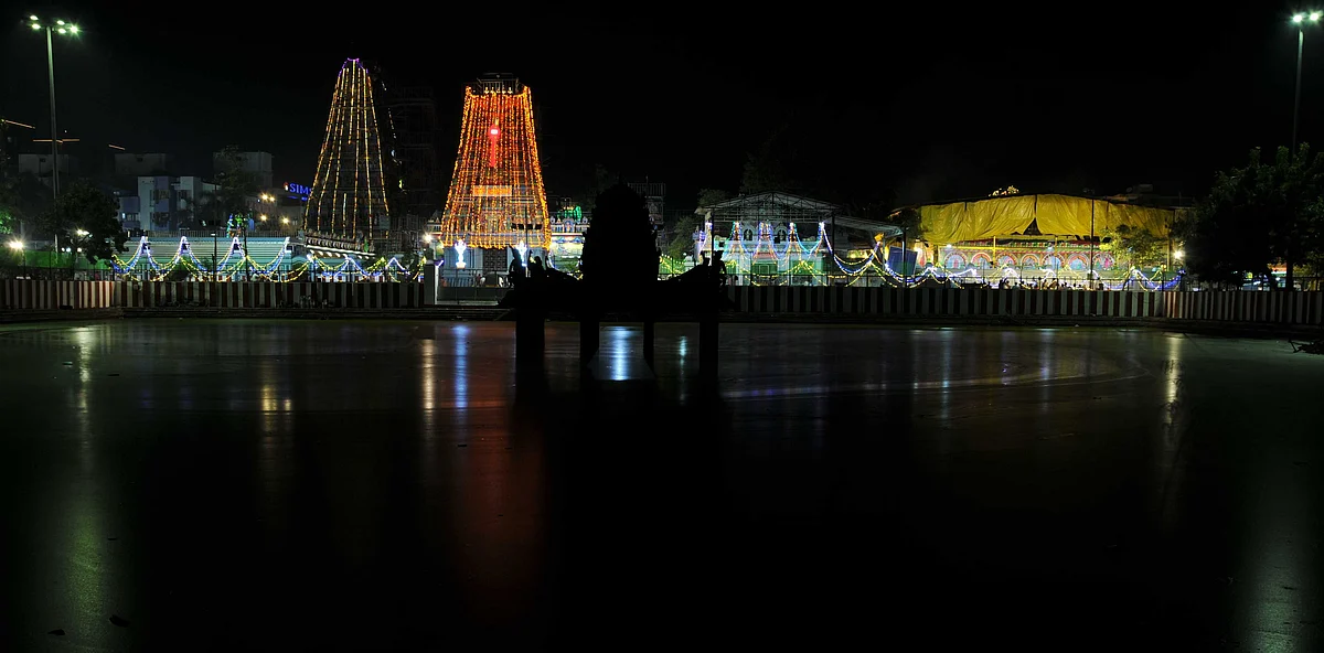 விளக்கொளியில் மிளிரும் வடபழநி ஆண்டவர் திருக்கோயில்