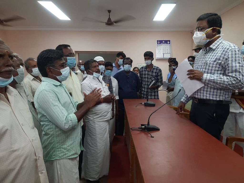 மாவட்ட ஆட்சியரிடம் மனு கொடுத்த மைக்கேல்பட்டி மக்கள்