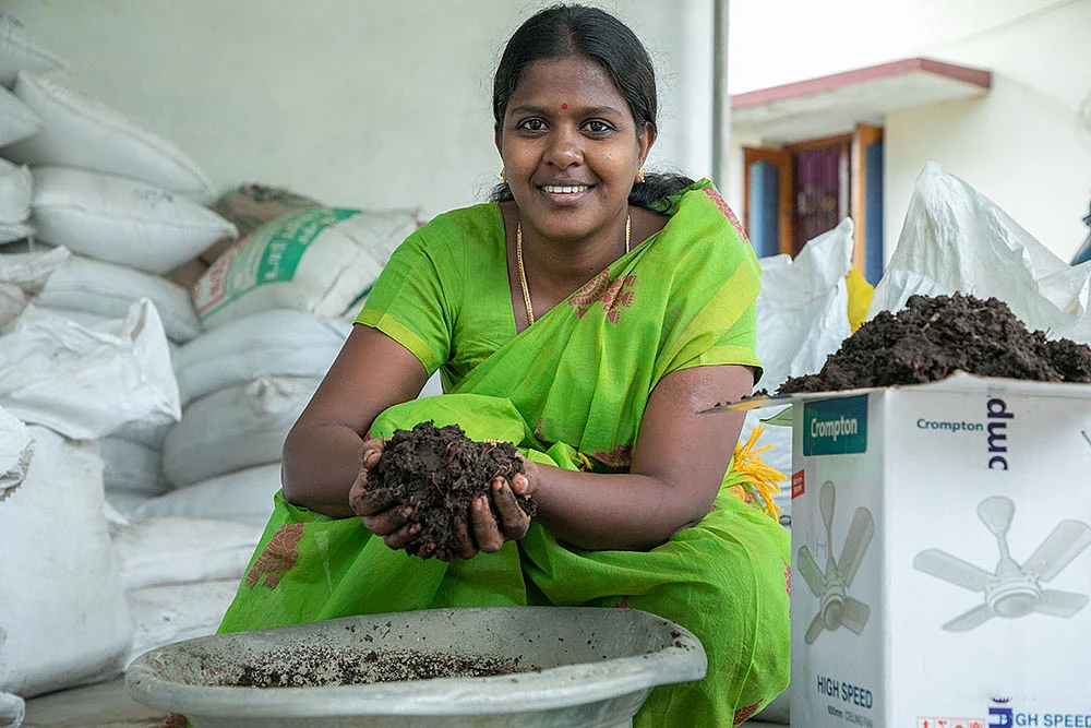 “குக்கிராமத்துலயிருந்து அமேசான்ல விக்குறோம்!” - மண்புழு உரம் தயாரிப்பில் அசத்தும் அழகுதீரன்