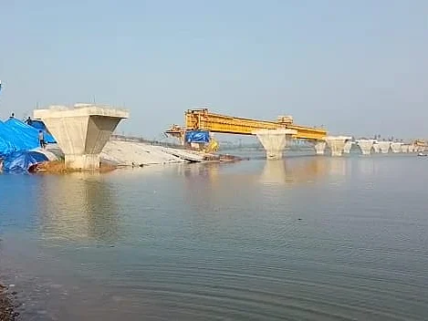 காவிரியாற்றில் பாலம் கட்டும் பணி! - நள்ளிரவில் கிரேன் கம்பி அறுந்து பாலம் விழுந்து விபத்து!