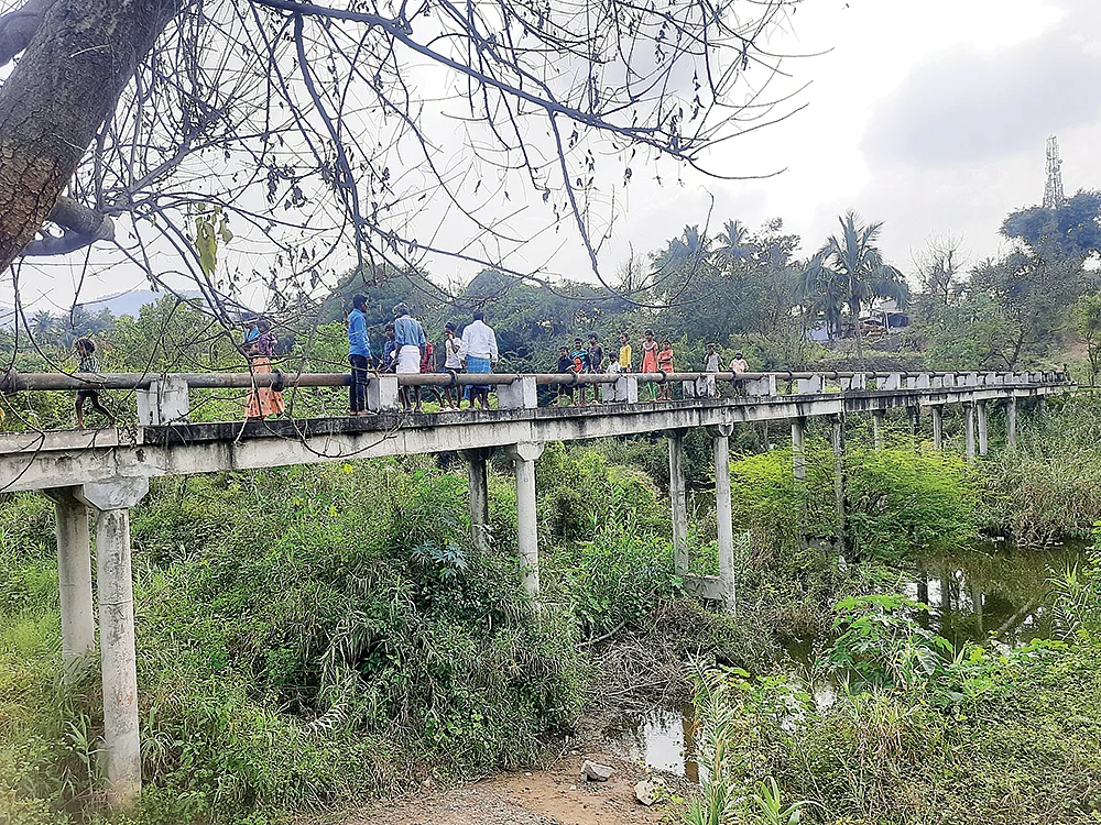 கடைக்கோடி கிராமம்: கொஞ்சம் தவறினாலும் மரணம் நிச்சயம்! - ஆற்றைக் கடக்கப் போராடும் மக்கள்!