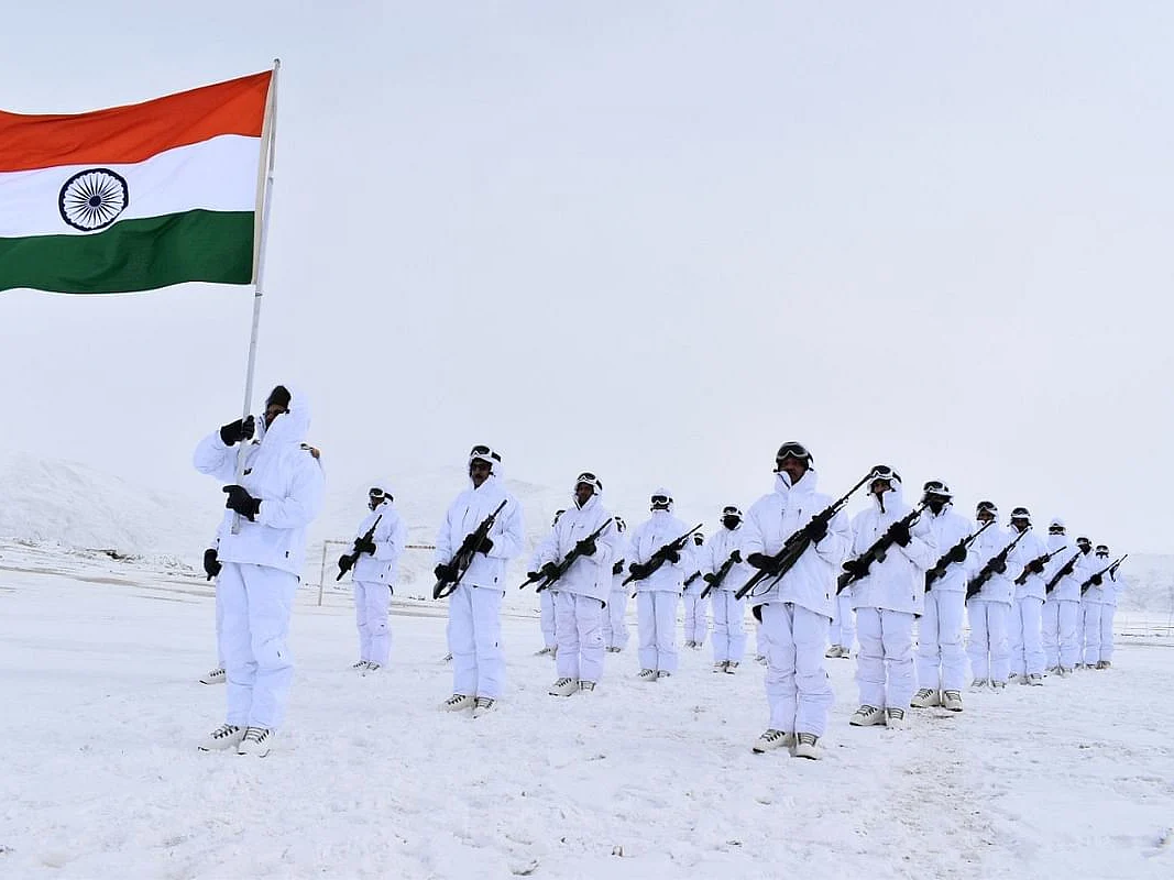 15,000 அடி உயரம்; மைனஸ் 35 டிகிரி!-கொட்டும் பனியிலும் கோலாகலமாக நடைபெற்ற குடியரசு தினக் கொண்டாட்டம்!