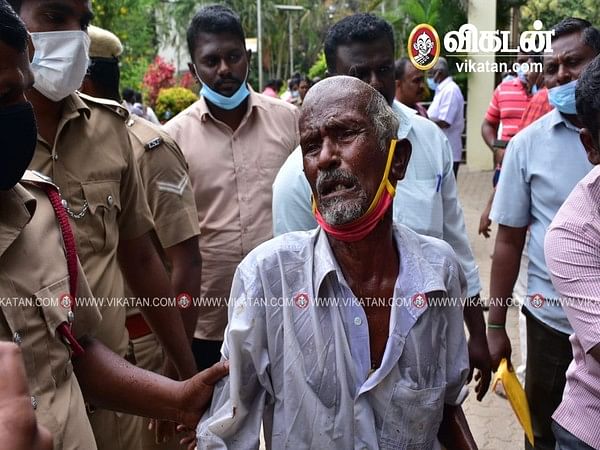 நெல்லை: மாவட்ட ஆட்சியர் அலுவலகத்தில் தீக்குளிக்க முயன்ற விவசாயி! - தடுத்து நிறுத்திய போலீஸார்