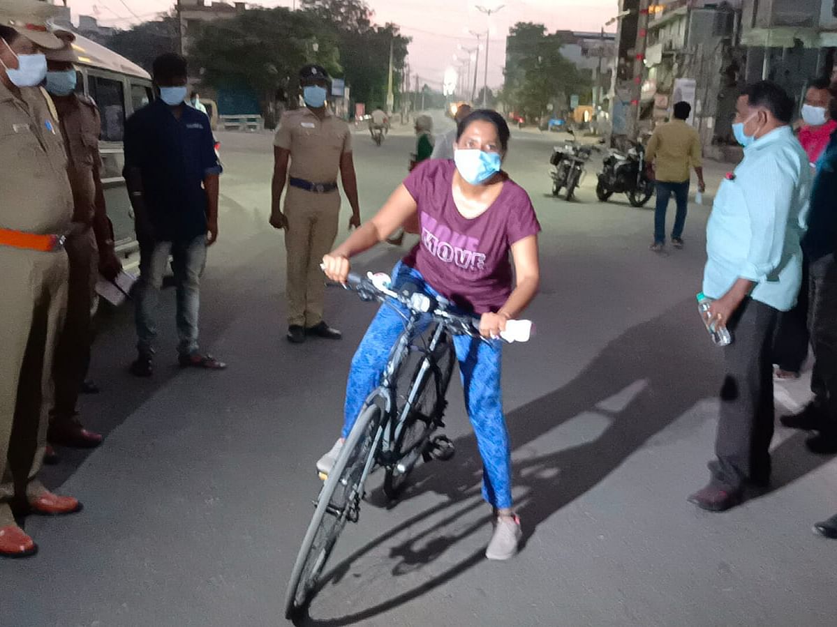 முழு ஊரடங்கு: சைக்கிளில் ரோந்து; சாலையில் சுற்றித் திரிந்தவர்களை கண்டித்த புதுக்கோட்டை ஆட்சியர்!
