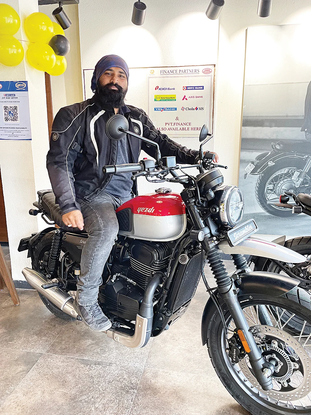 டூயல் சேனல் ஏபிஎஸ் இருக்கிறது. ஸ்போக் வீல்கள், ட்யூப் டயர்கள்தான்.
