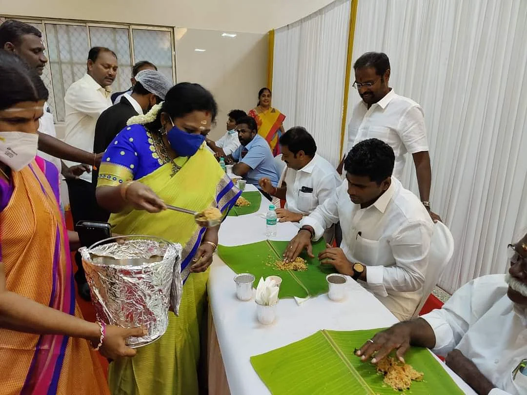 உணவு பரிமாறும் தமிழிசை
