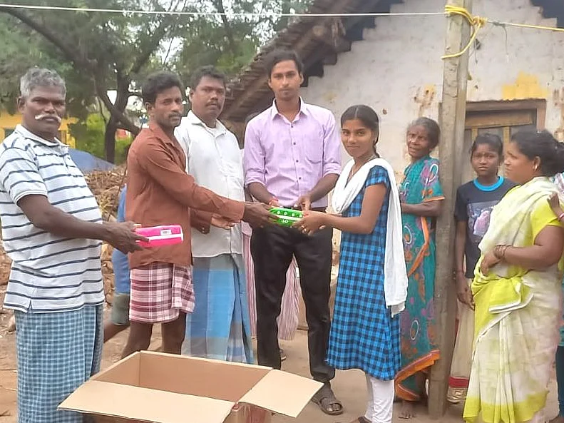 `பெண் பிள்ளைகளின் சுகாதாரம் பற்றி அக்கறை வரணும்!' - சானிட்டரி நாப்கின்கள் வழங்கிய இளைஞர்