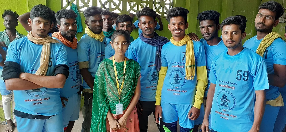 மாடு பிடி வீரர்களுடன்