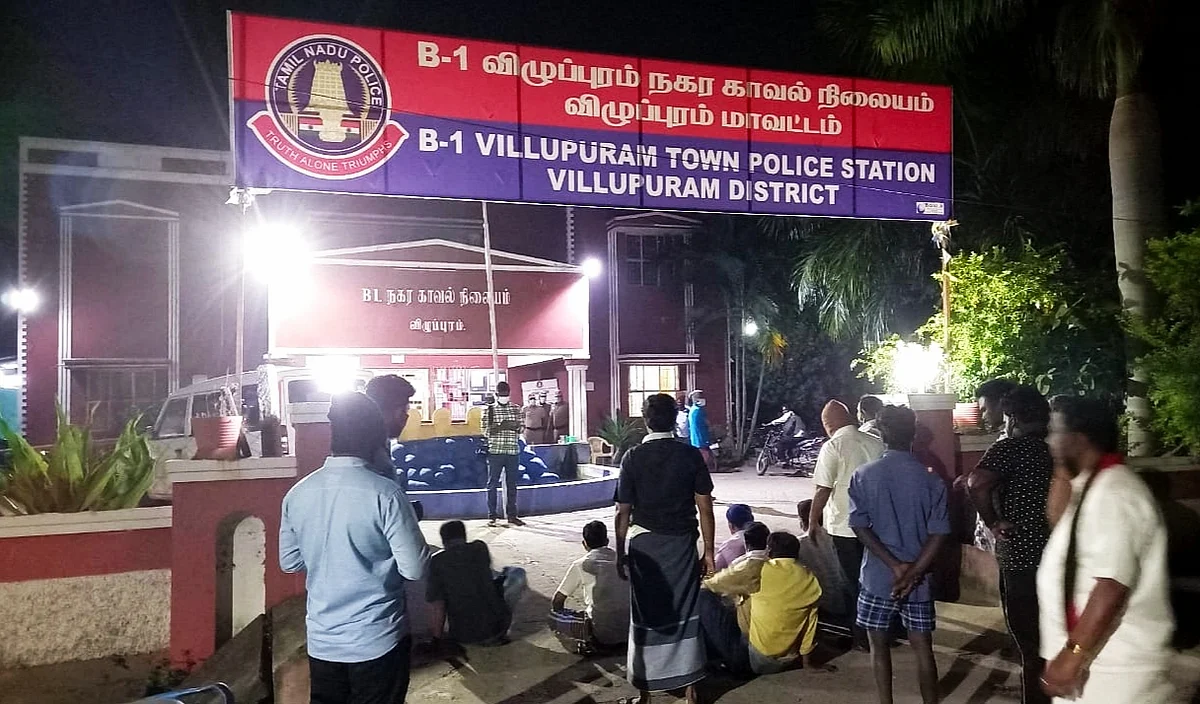 தர்ணா போராட்டத்தில் திமுக-வினர்