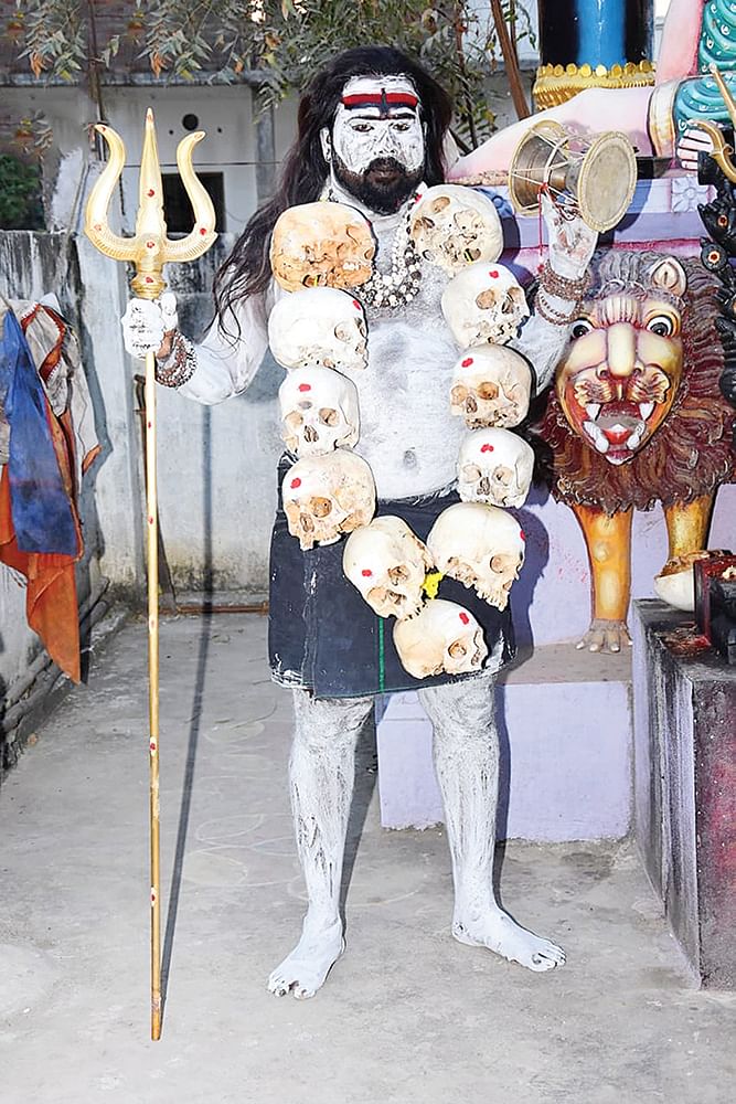 நர மாமிசம்... ரத்த அபிஷேகம்... மண்டை ஓடு... நடுஜாம பூஜை... திகில் கிளப்பும் வேலூர் அகோரி!