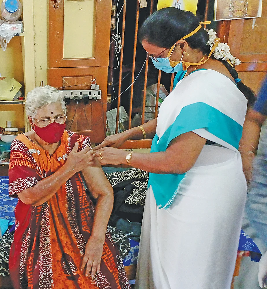 தடுப்பூசி... ஆர்வம் காட்டாத 60+ வயதுடையோர்... மூத்தவர்கள் முன்னோடிகளாக இருக்க வேண்டாமா?