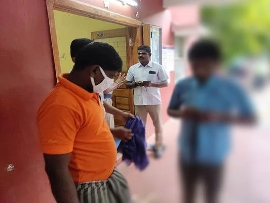 தென்காசி: கடும் பசியுடன், குளிரில் நடுங்கிய மனநலம் பாதிக்கப்பட்ட இளைஞர்... உதவிய காவலர்கள்!
