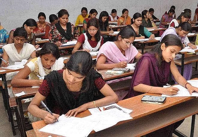 நீட் தேர்வு எழுதும் மாணவர்கள்