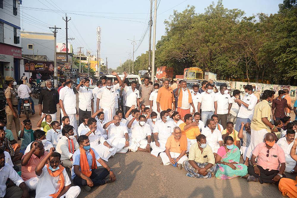 மதம் மாற சொன்னதா கிறிஸ்தவ பள்ளி? - தஞ்சாவூர் பள்ளி மாணவி தற்கொலை!