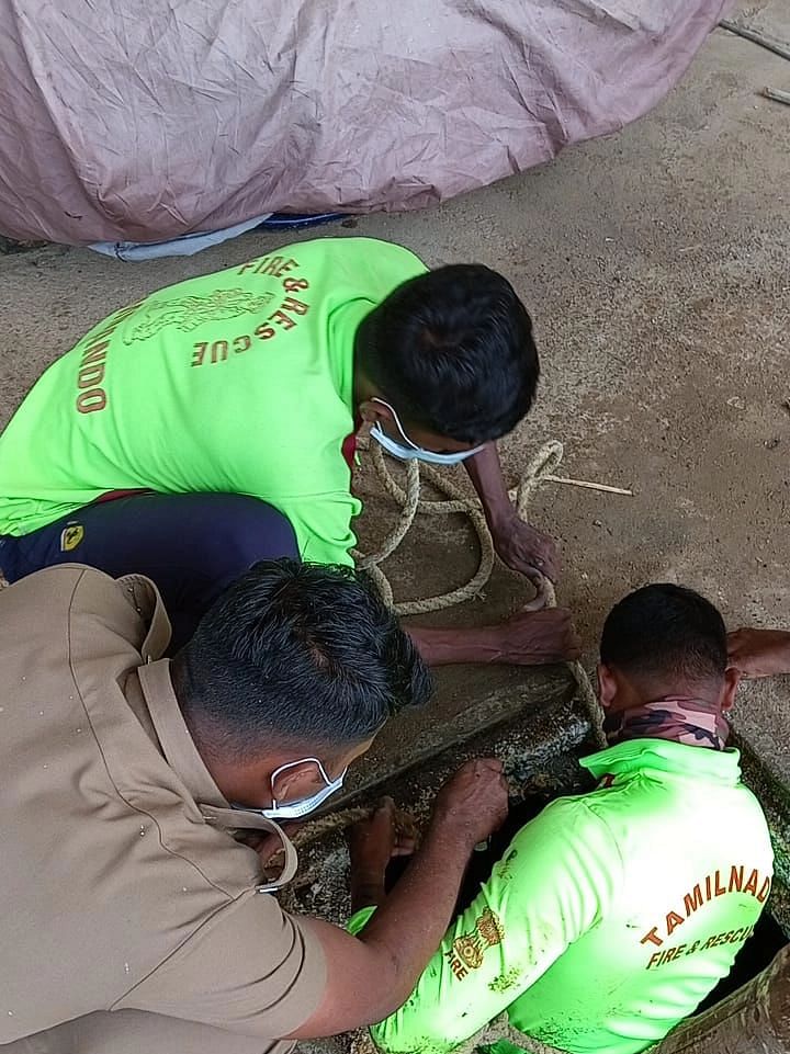 மீட்புப்பணியில் தீயணைப்புத் படையினர்
