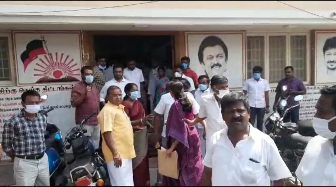 திமுக வினரிடம் வாக்குவாதம் செய்யும் ஜோதிமணி