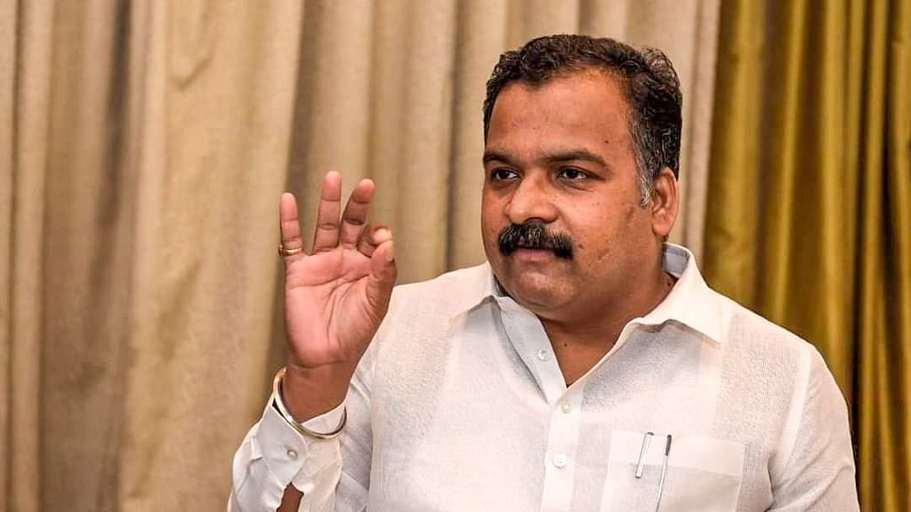 ஆர்.பி.உதயகுமார் பாஜக-வின் அடிமையாகச் செயல்படுகிறார்!" - மாணிக்கம் தாகூர் எம்.பி தாக்கு | virudhunagar congress mp manickam tagore press meet - Vikatan