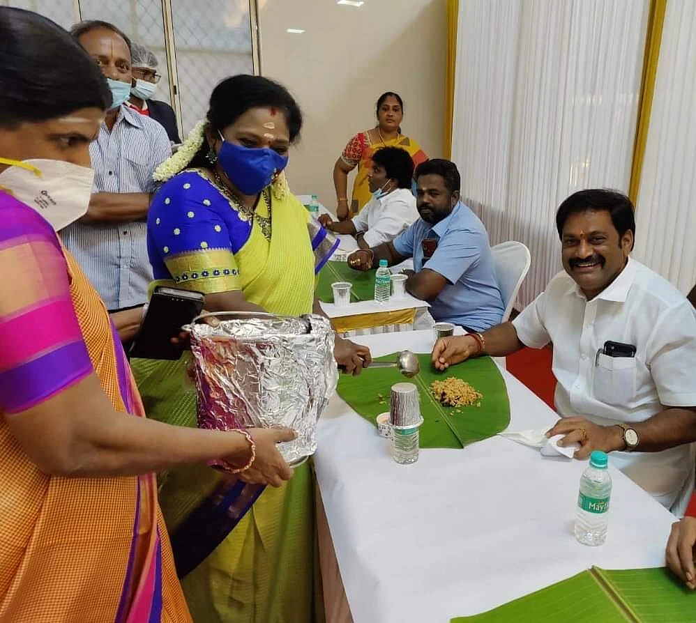 உணவு பரிமாறும் தமிழிசை