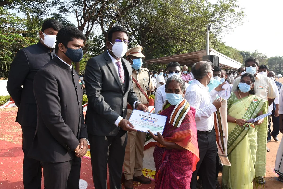 வீர தீர செயலுக்கான பாராட்டு பெறும் சரோஜா