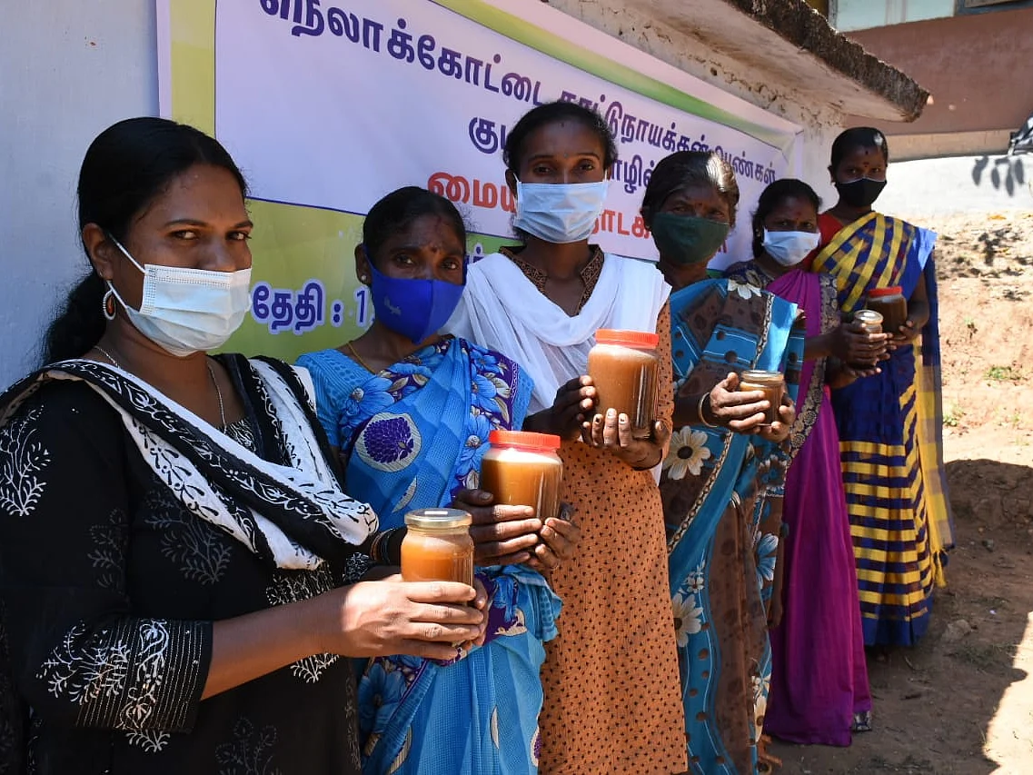 உழைப்பைச் சுரண்டிய தொண்டு நிறுவனங்கள்; சுயமாக களத்தில் இறங்கிய பழங்குடியினப் பெண்கள்!