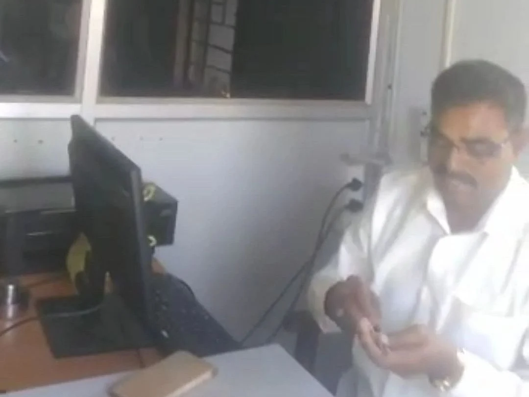ரேஷன் கார்டு வழங்க ₹1000 லஞ்சம்; விசாரணை வளையத்திற்குள் புதுக்கோட்டை வட்ட வழங்கல் அதிகாரி!