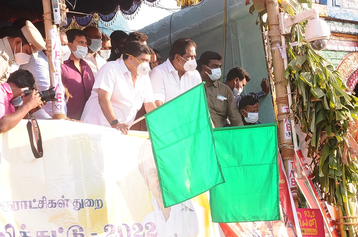 ஜல்லிக்கட்டு தொடங்கி வைத்த அமைச்சர்கள்