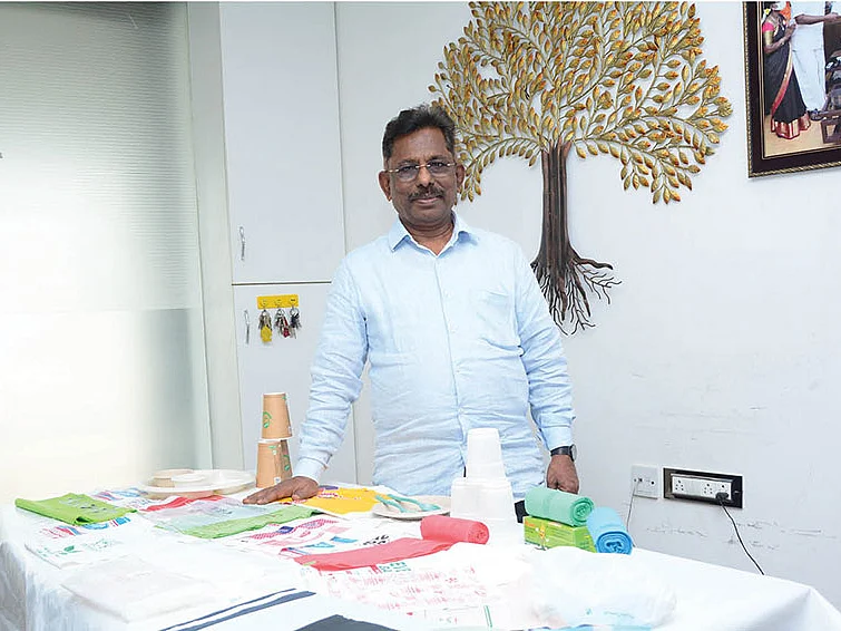 “வைராக்கியம் என்னை ஜெயிக்க வைத்தது!’’ மக்கும் பைகள் தயாரிக்கும் பன்னீர்செல்வம்!