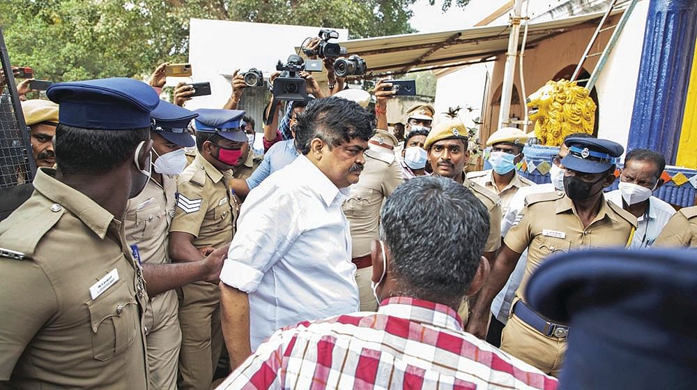 ஆடி அடங்கும் (அரசியல்) வாழ்க்கையடா!