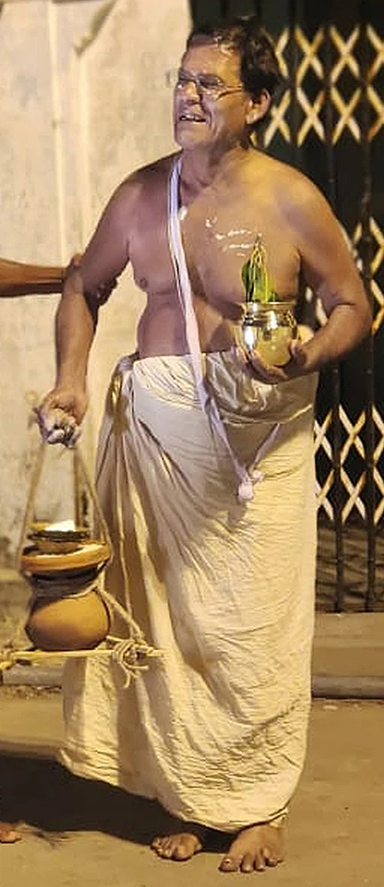 தாலி எடுத்து கொடுக்குற கையால கொள்ளிக்குடம் தூக்க வெச்சுட்டாங்க!