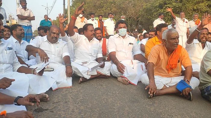 வலதுசாரி அமைப்பினர் போராட்டம்